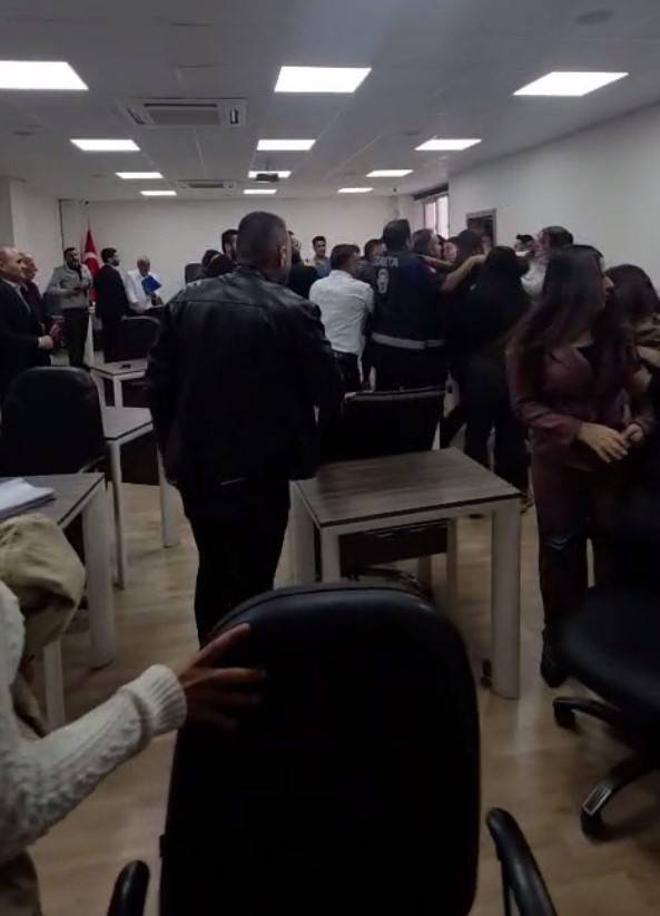 Meclis toplantısına başkan yardımcısına saldırı! 3